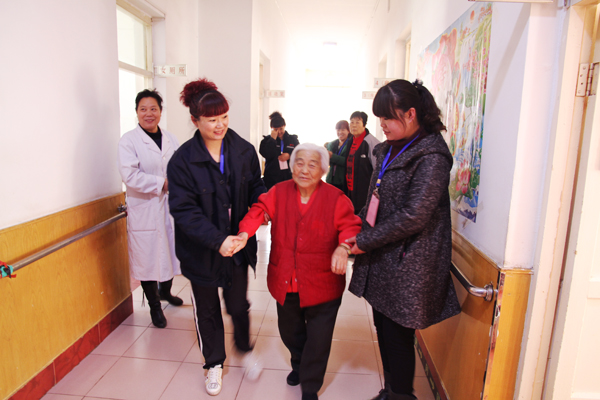老人的笑容，我們的快樂——公司青年志愿者走進敬老院活動側記.jpg